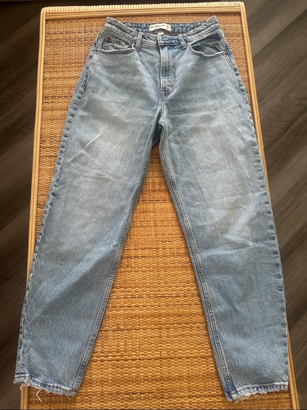 Abercrombie & Fitch '80s Mom High-Rise Straight Jeans - Light Blue Wash Size 25